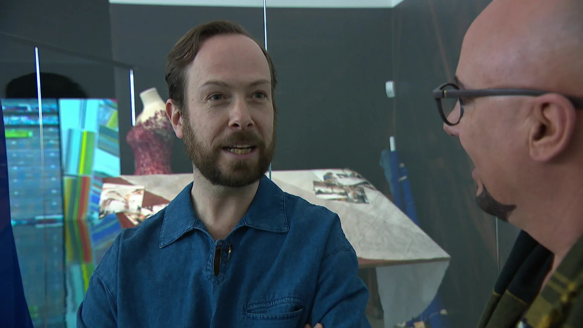 Maik neemt alvast een kijkje op de grootse expositie van Jan Taminiau