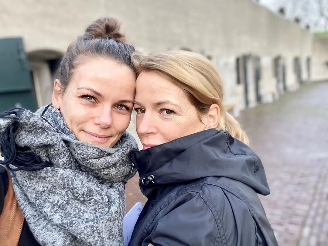 Angela Schijf deelt 'poedelnaakte' herinnering aan zus