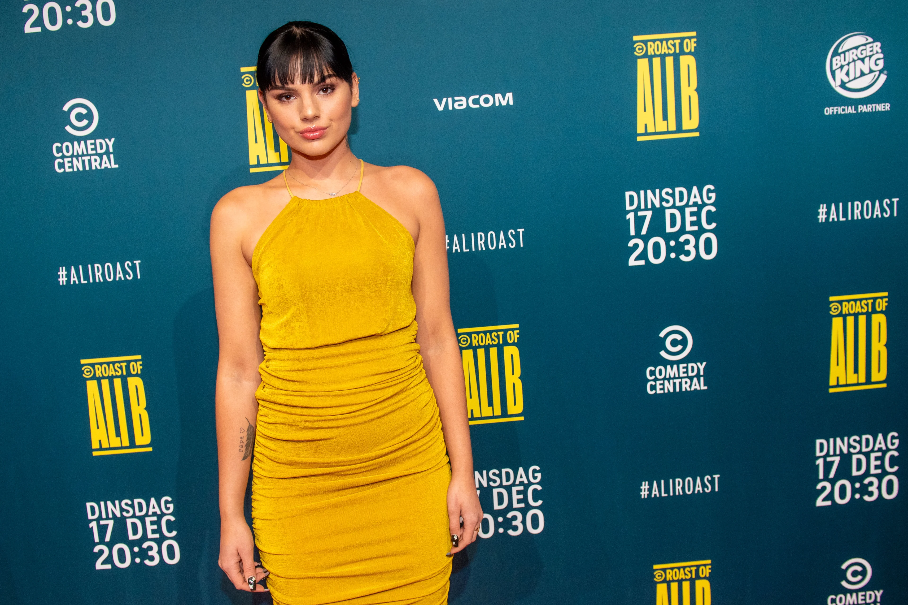 Famke Louise zwaar onder vuur na foto met stapels bont