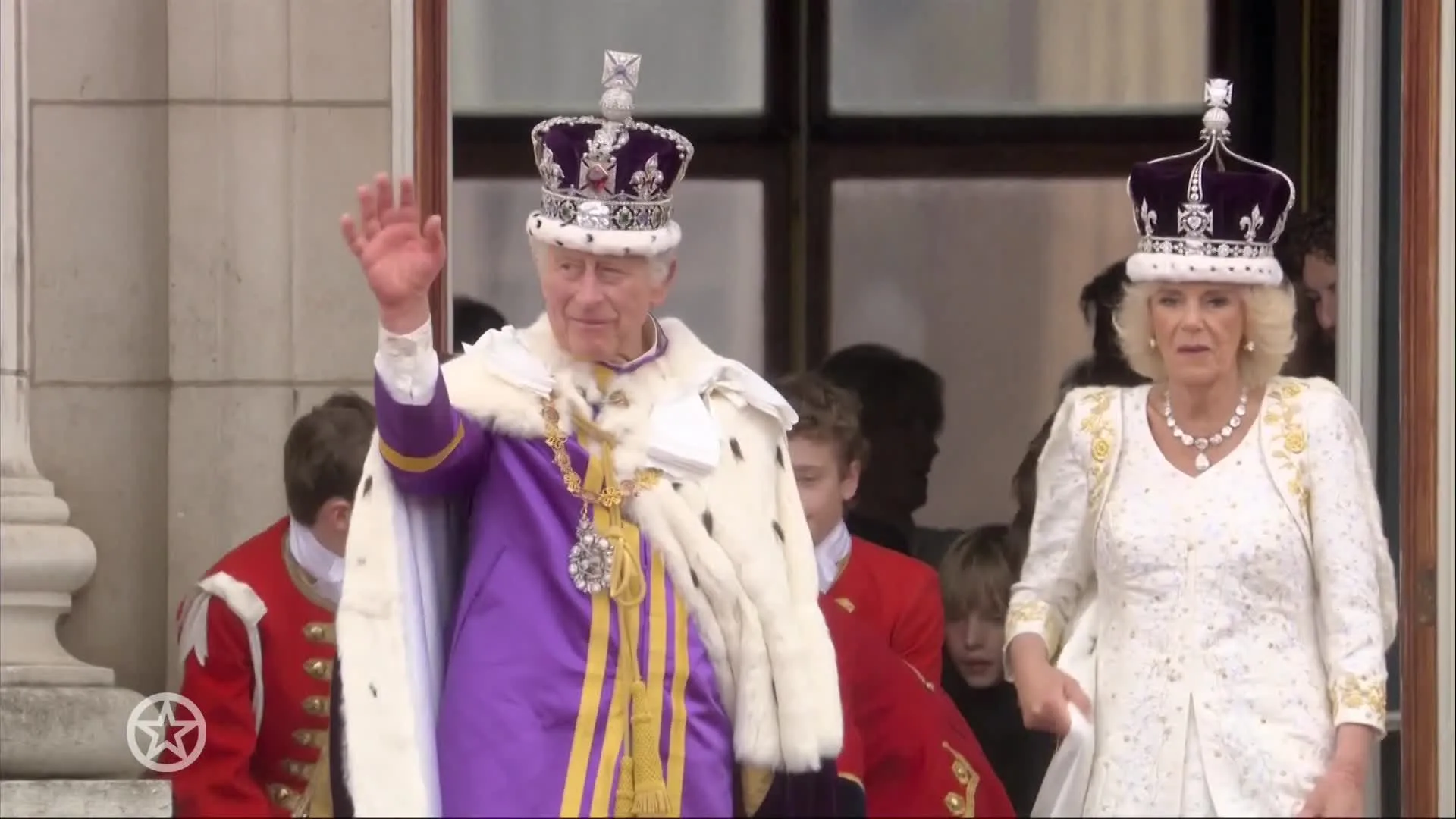 Gekroonde Charles en Camilla zwaaien naar publiek