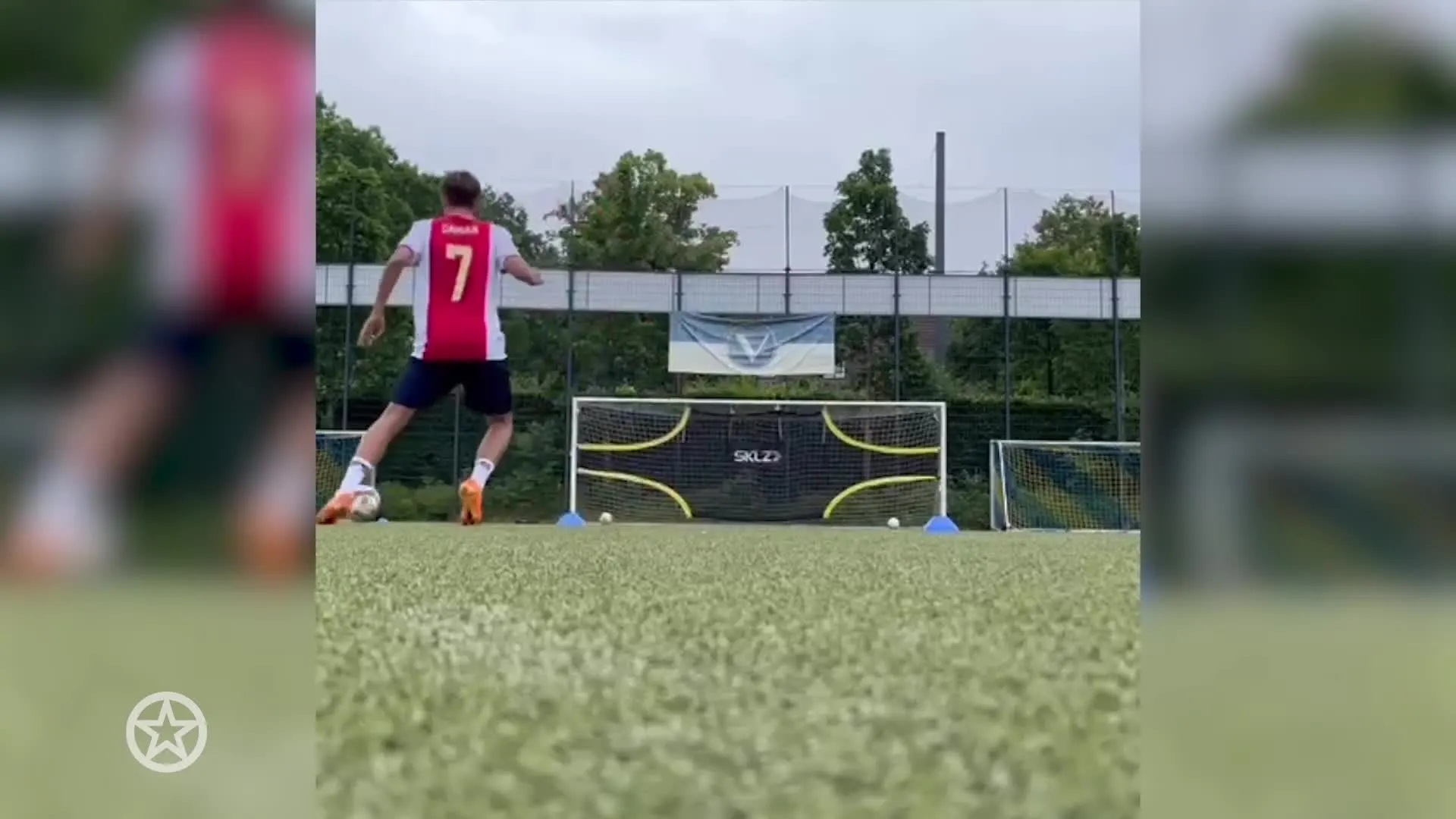 Damián van der Vaart traint in Ajax-shirt