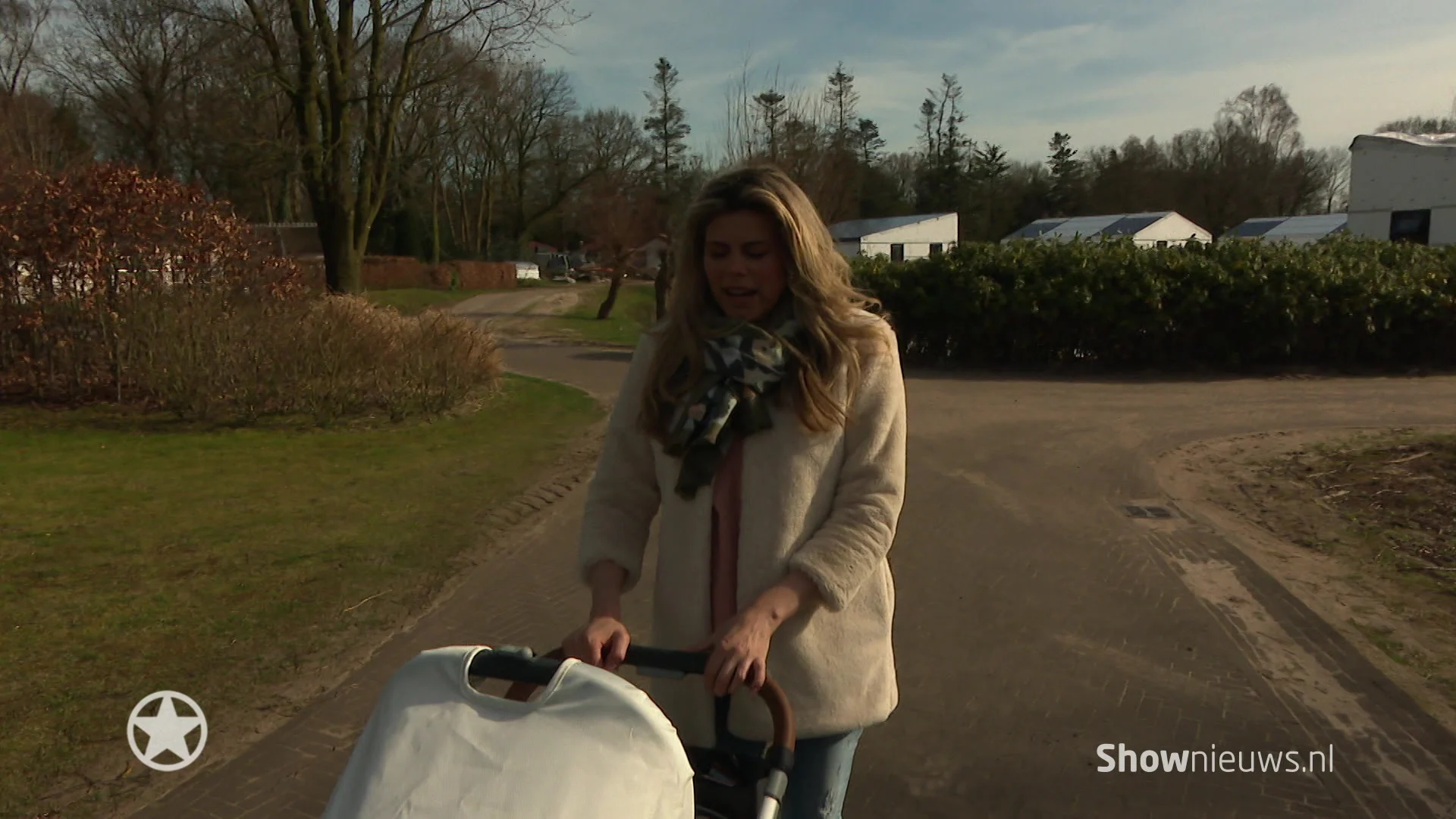 Baby Youp voor het eerst naar buiten