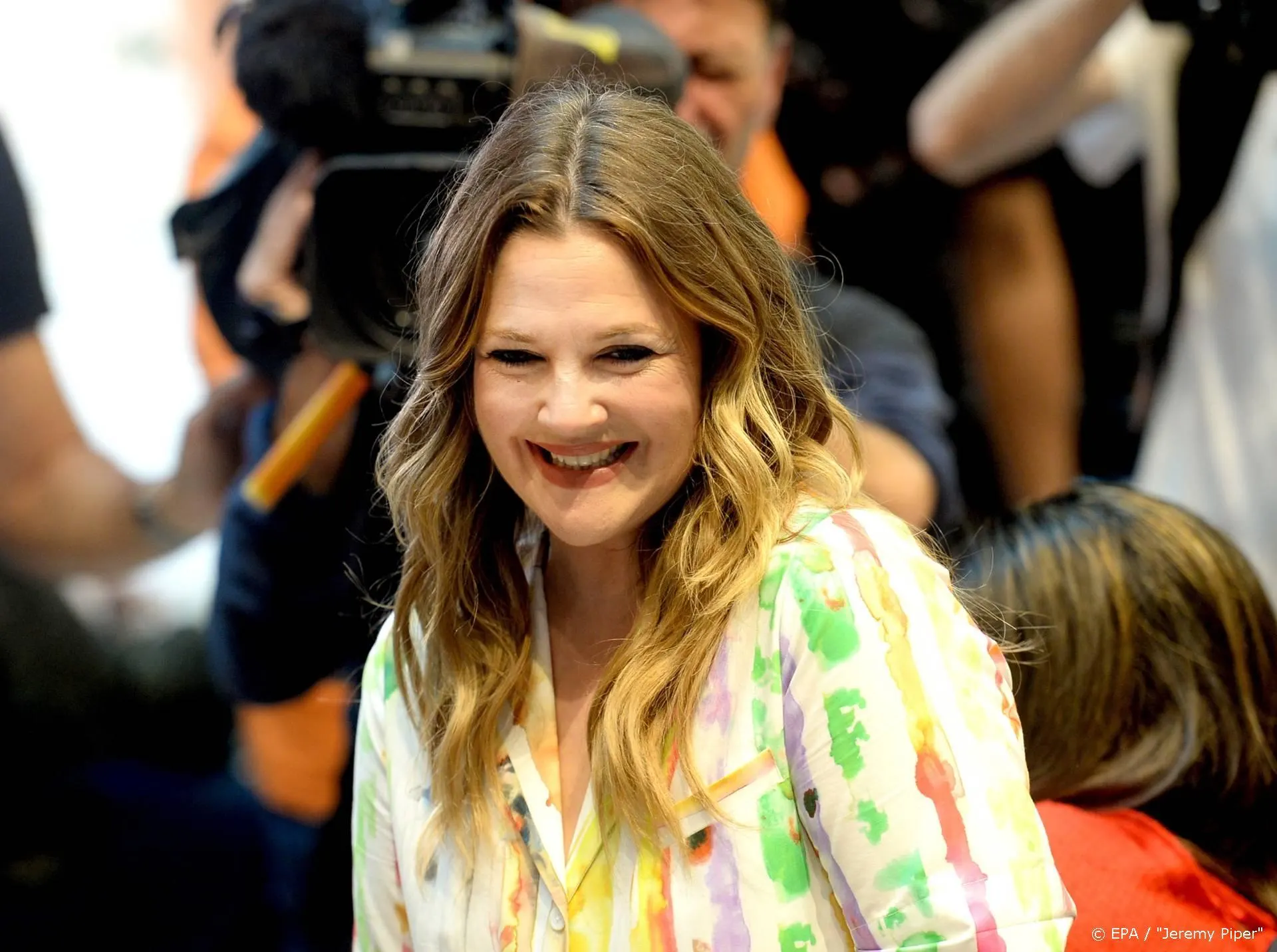 Drew Barrymore interviewt 7 jaar oude zelf voor promo talkshow
