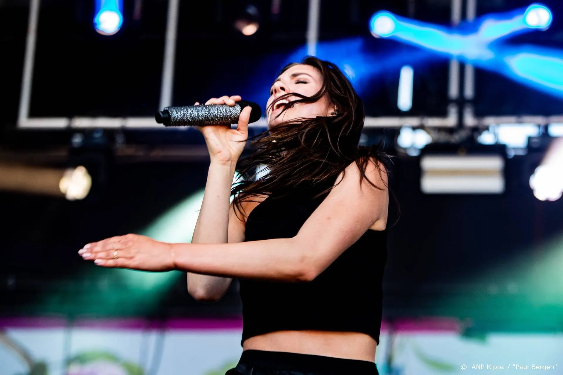 Maan laat kwetsbare kant zien op debuutalbum