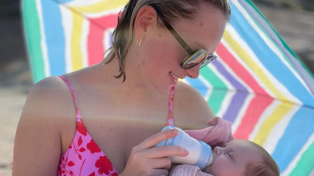 ZIEN: Pasgeboren dochtertje Maxime mee op vakantie