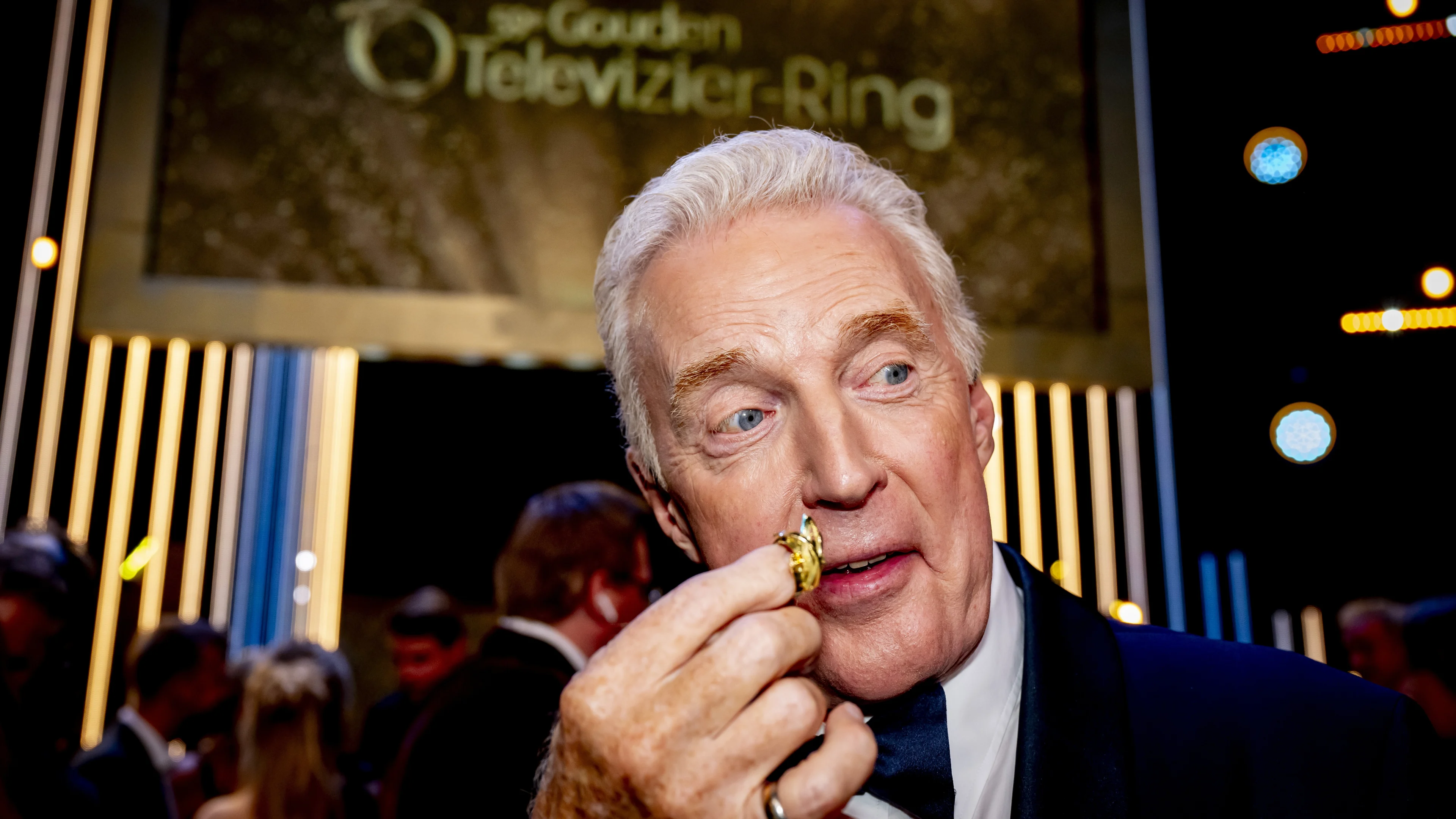 André van Duin ontroerd op podium