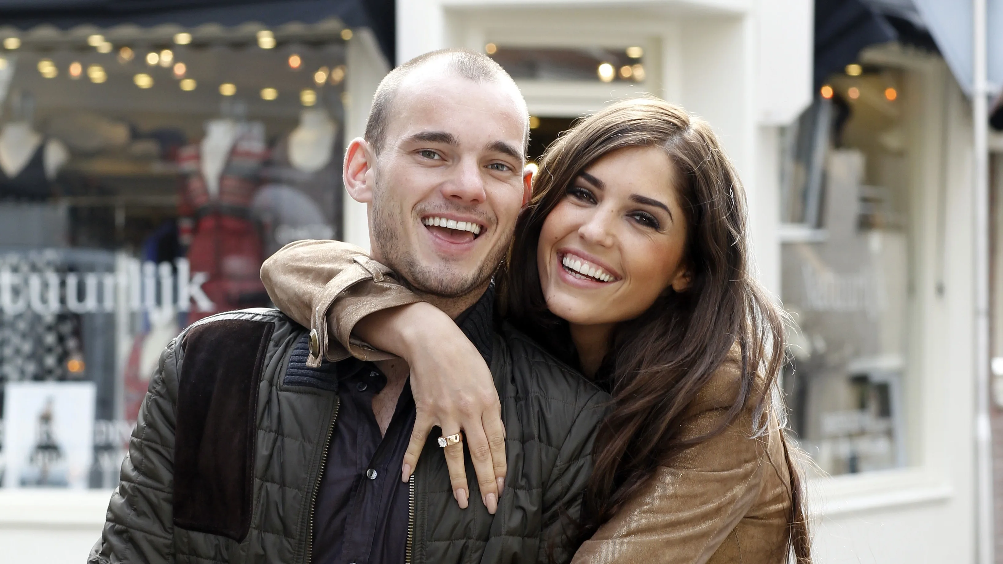 Yolanthe steunt Wesley in verdrietige periode