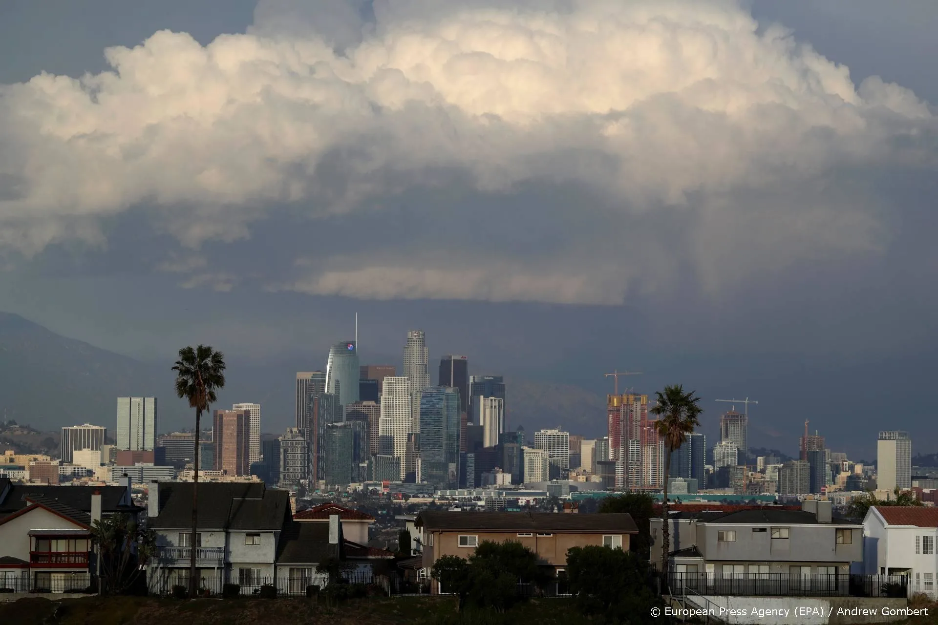 Nog meer opnamen tv-series uitgesteld door oplaaien corona