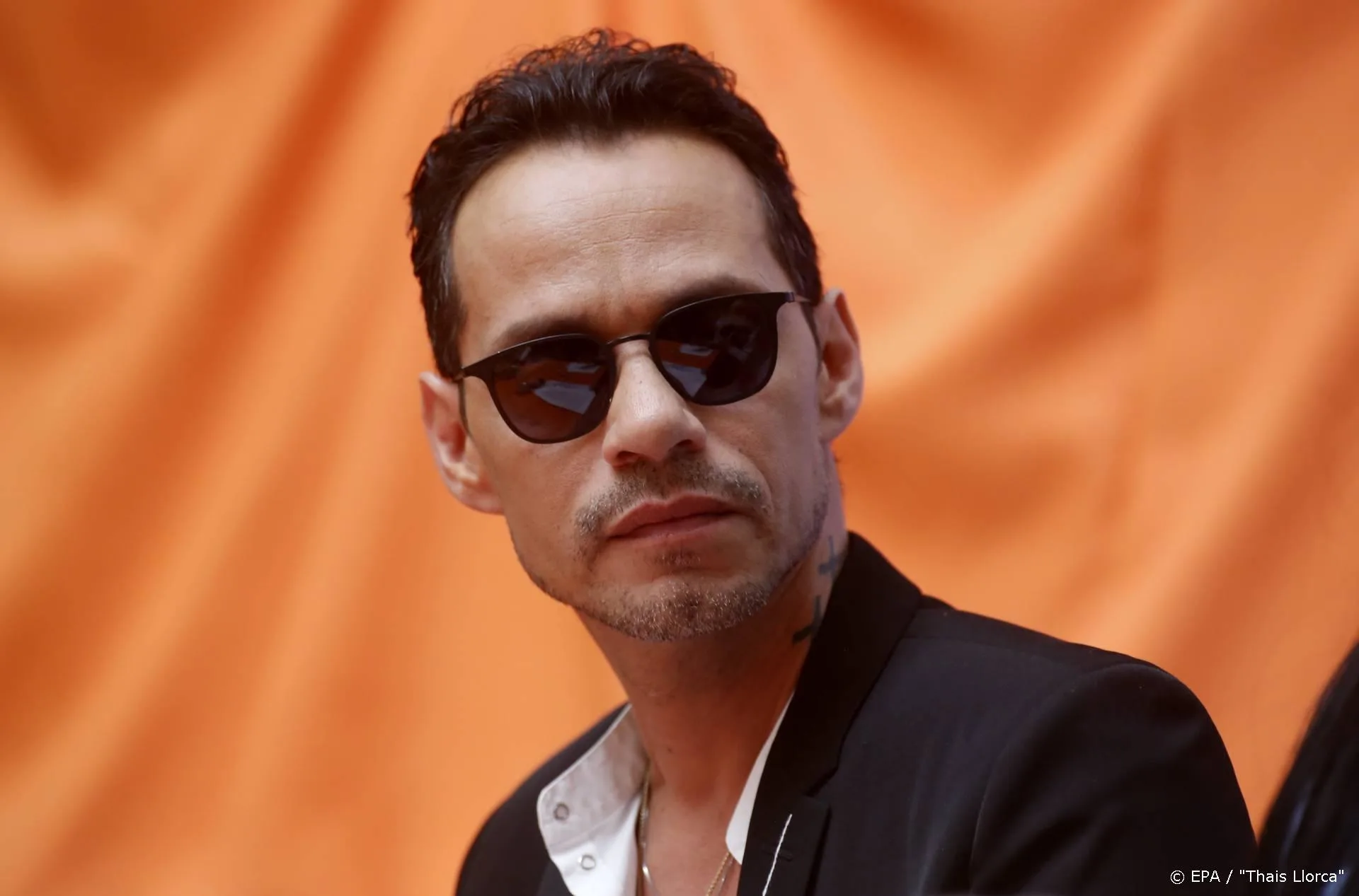 Marc Anthony koopt hele expositie van kunstenaar op