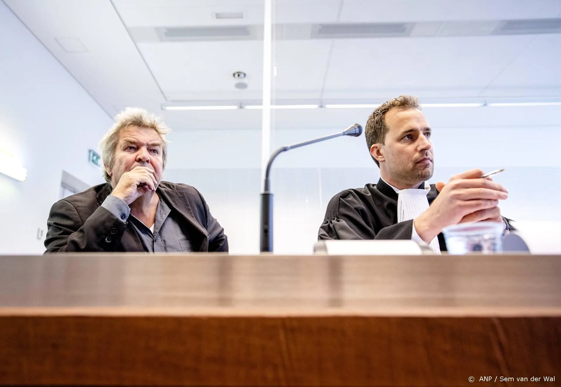 Koch en Romeyn winnen kort geding, stickers op kaft Jiskefet-boek