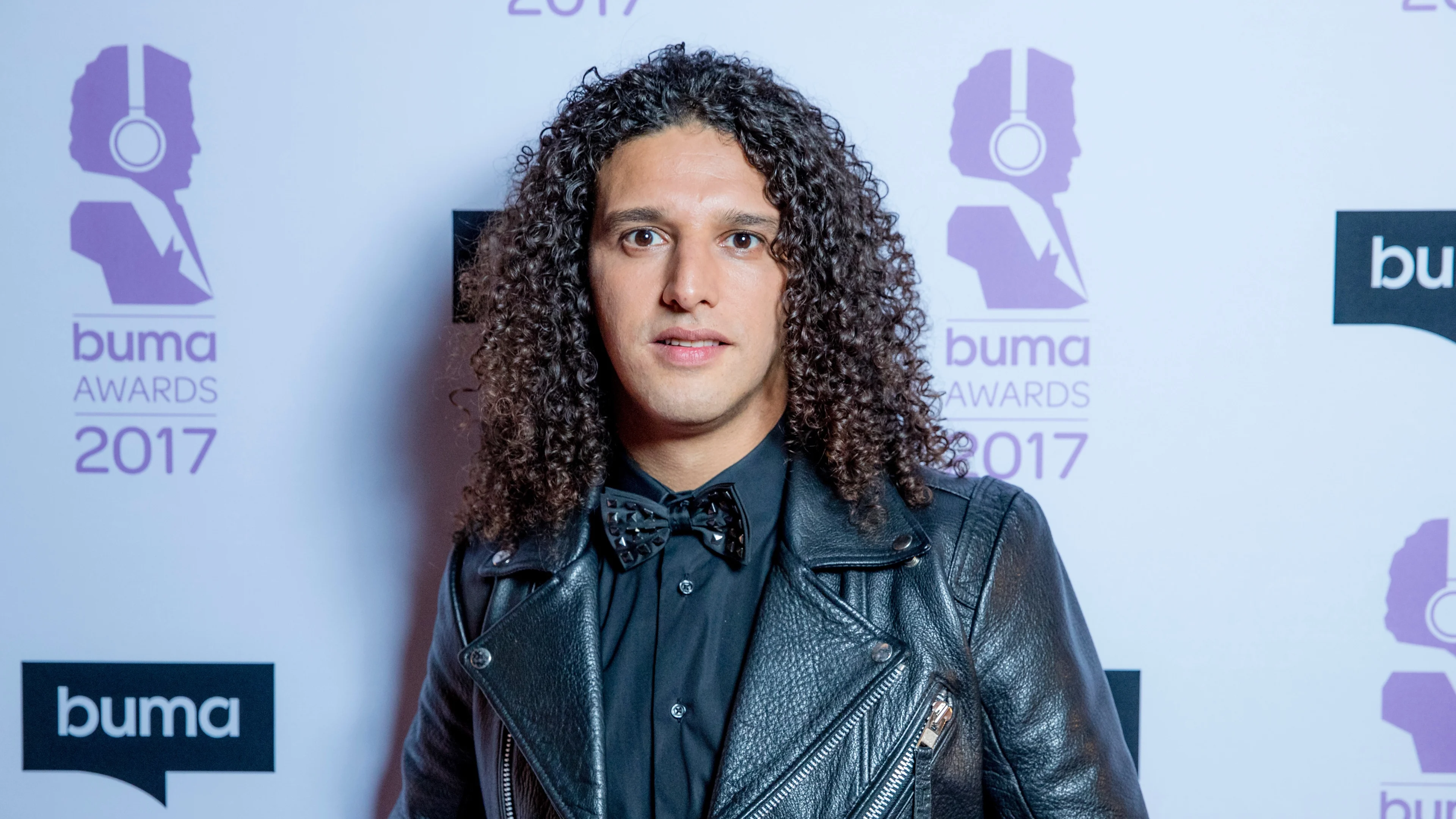 Ali B duikt rappend op in studio