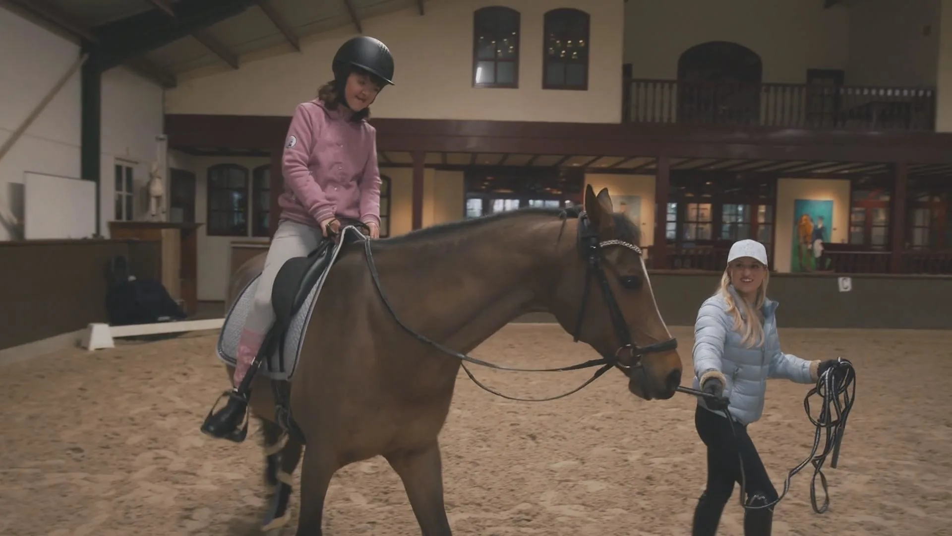 Britt Dekker laat wens van fan in vervulling gaan
