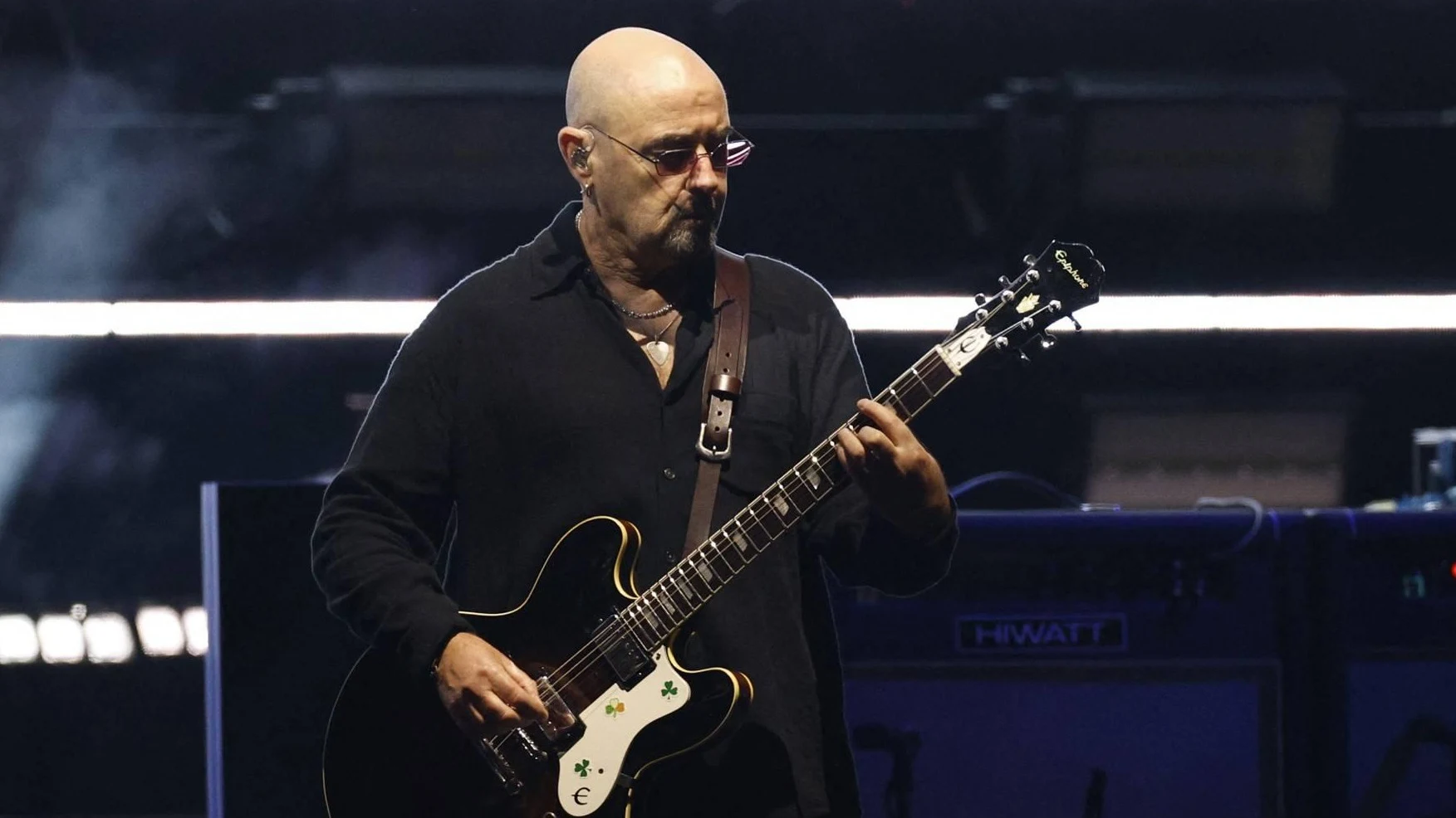 Oasis-gitarist onderbreekt tournee voor strijd tegen kanker