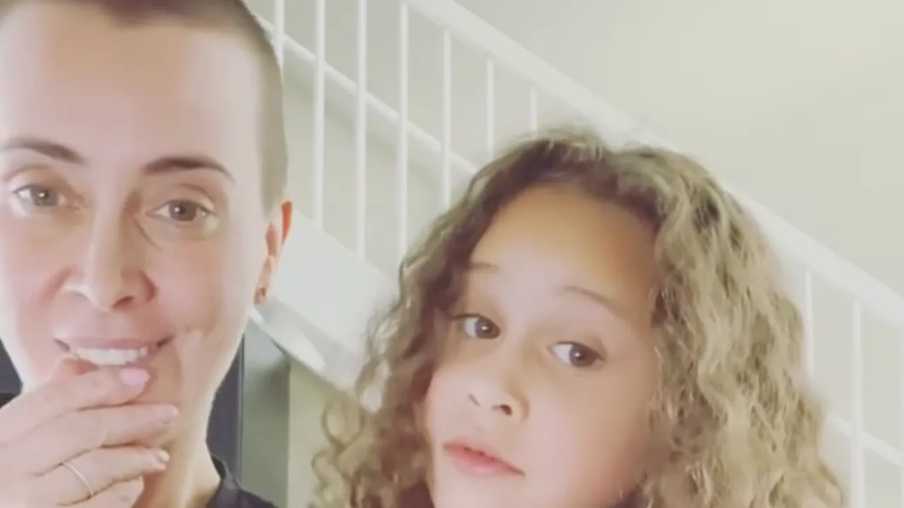 Hierom heeft Anouk haar hoofd kaalgeschoren