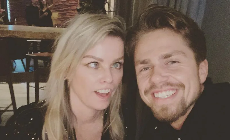 ZIEN: André en Bridget hebben lol in luxe hotelsuite