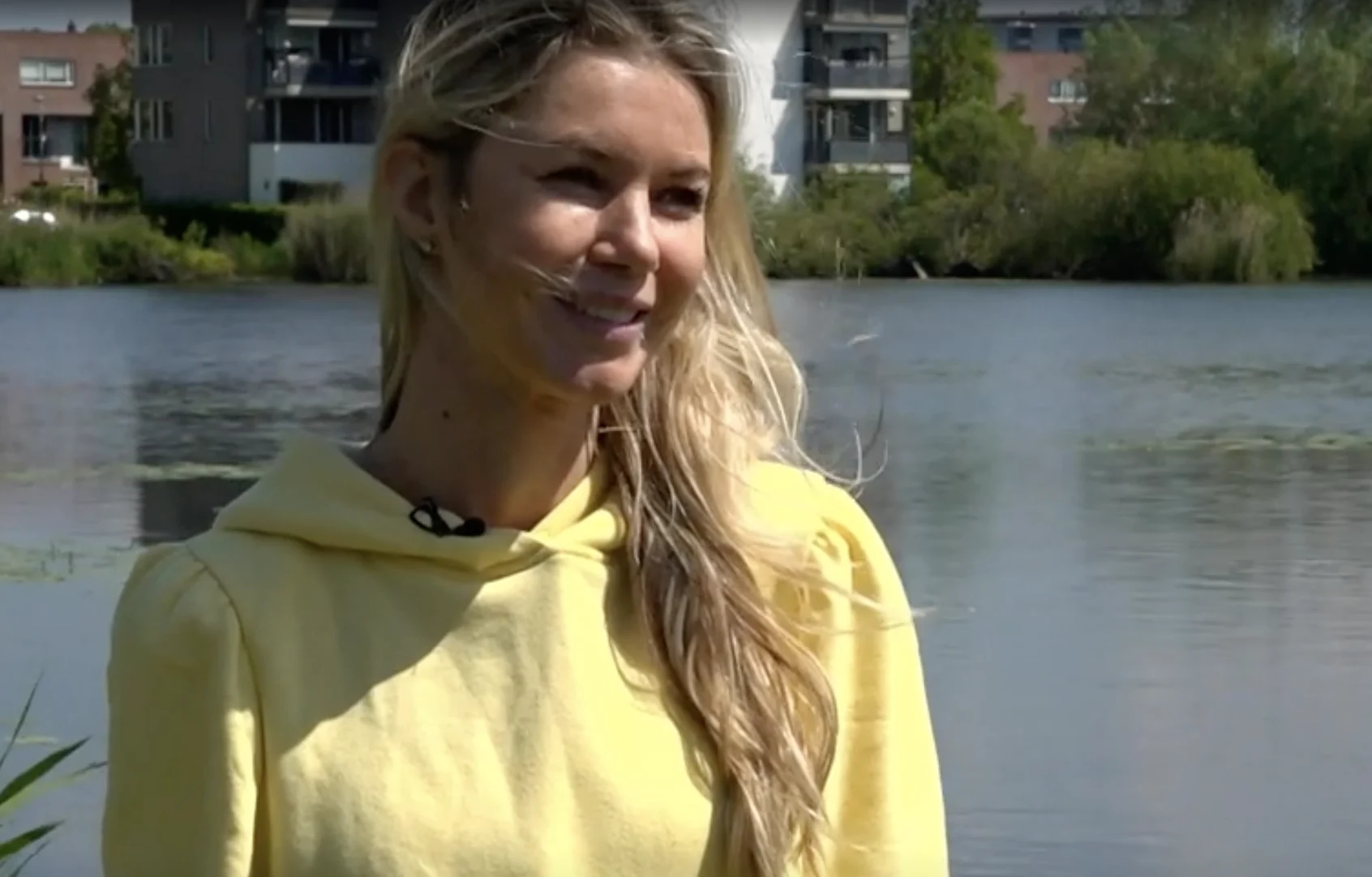 ZIEN: Hélène Hendriks bezoekt zwangere Anouk Hoogendijk