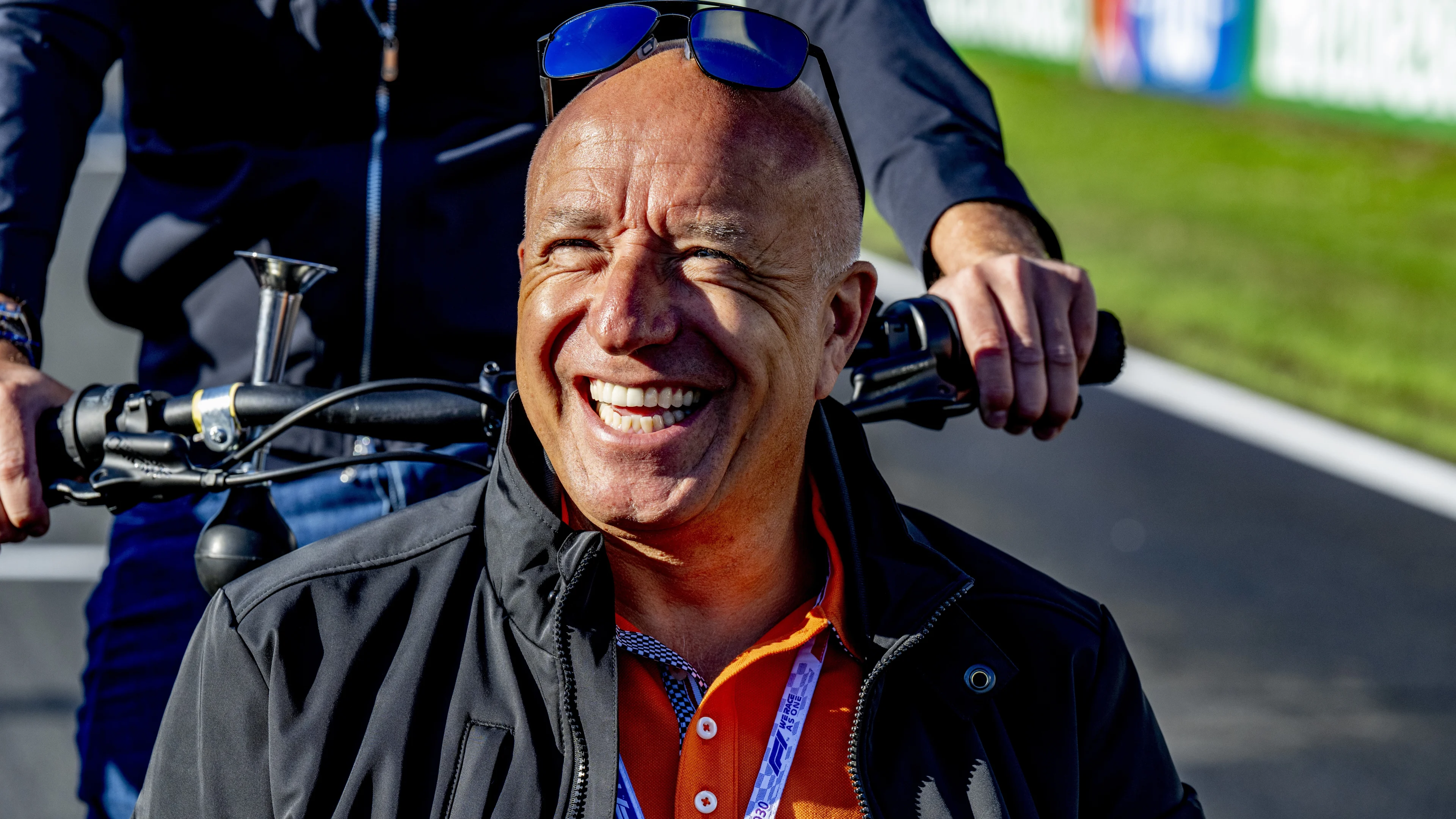 ZIEN: Tom Coronel maakt de tongen los met pikante video