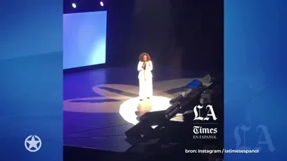 ZIEN: Oprah Winfrey valt op het podium