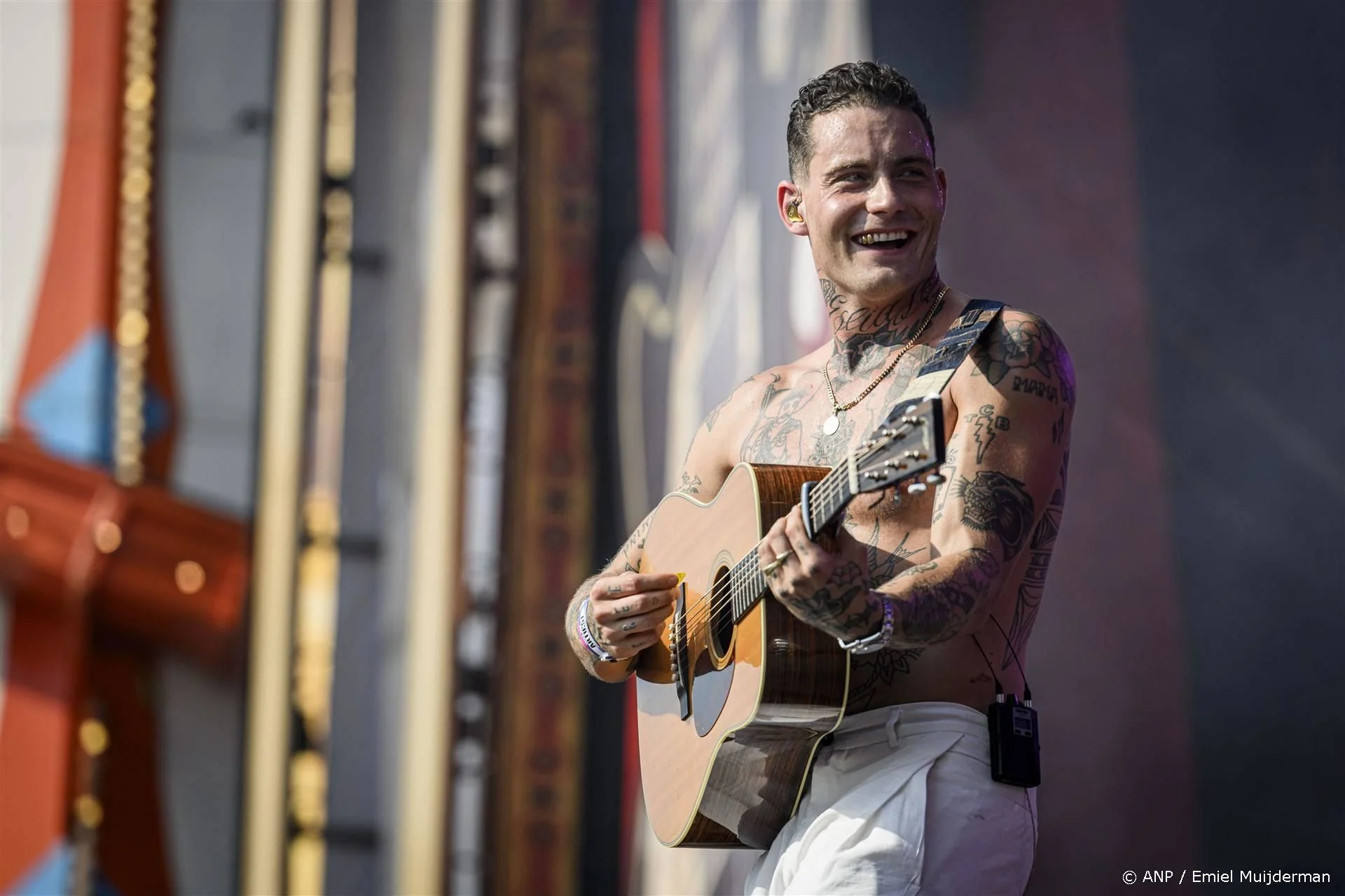 Douwe Bob doet grootse bekendmaking