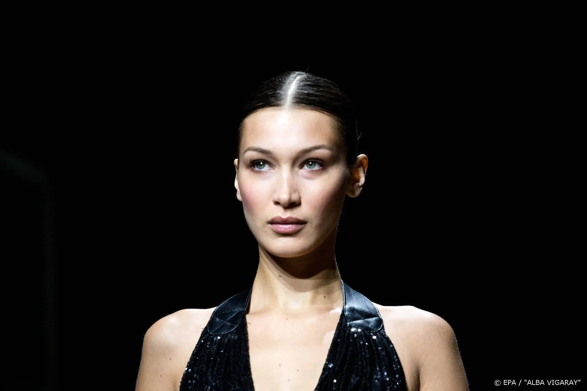 Bella Hadid steekt middelvinger op naar politieagenten