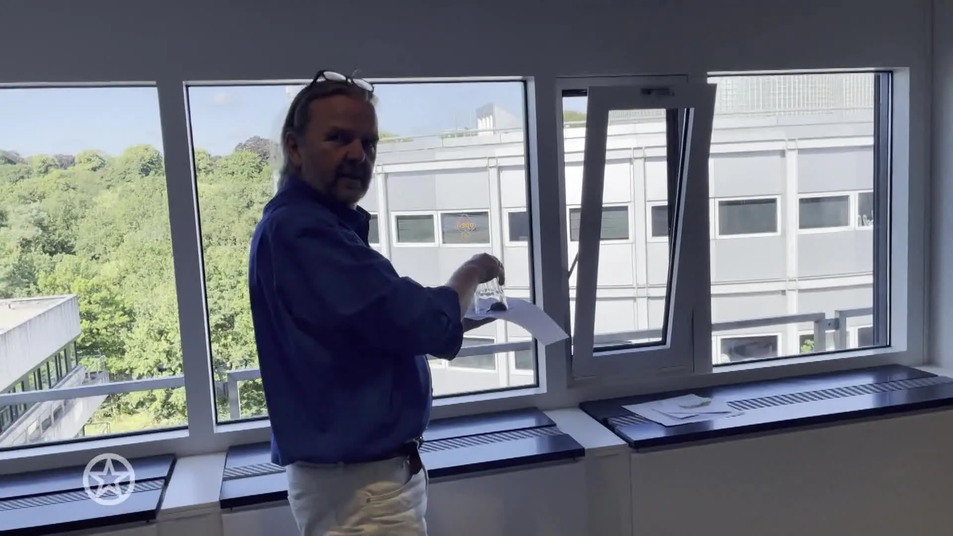 NPO Radio 2-crew vangt vleermuis in studio