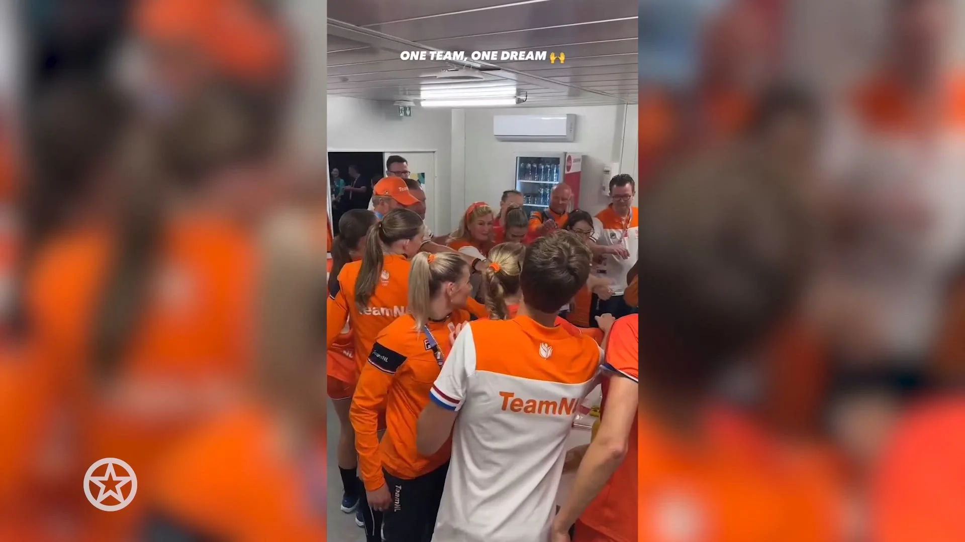 Nederlandse handbalteam juicht met koningspaar