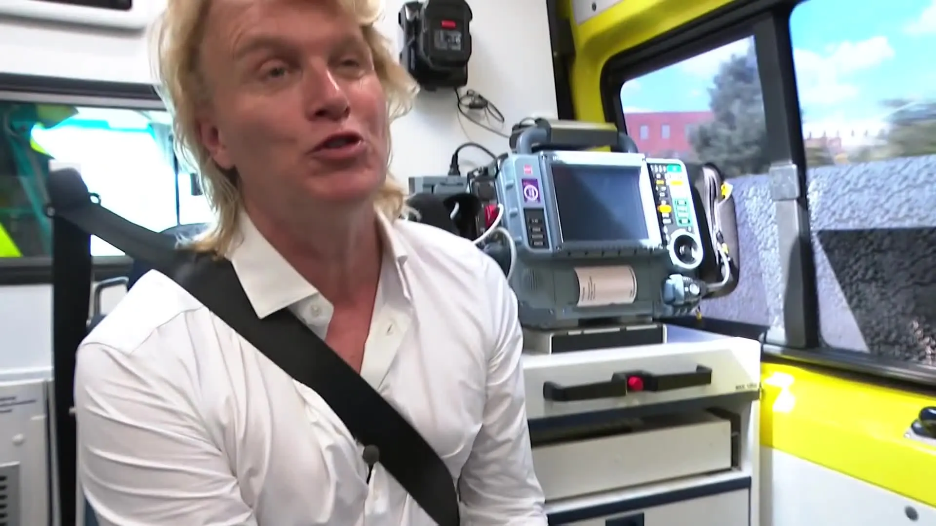 Hans Klok zet ambulancepersoneel in het zonnetje