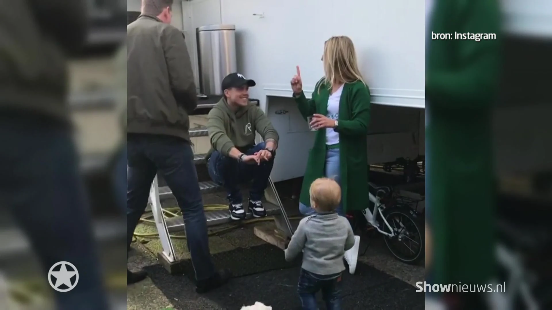 ZIEN: Baby André met de grootste hit van zijn vader, Leef!