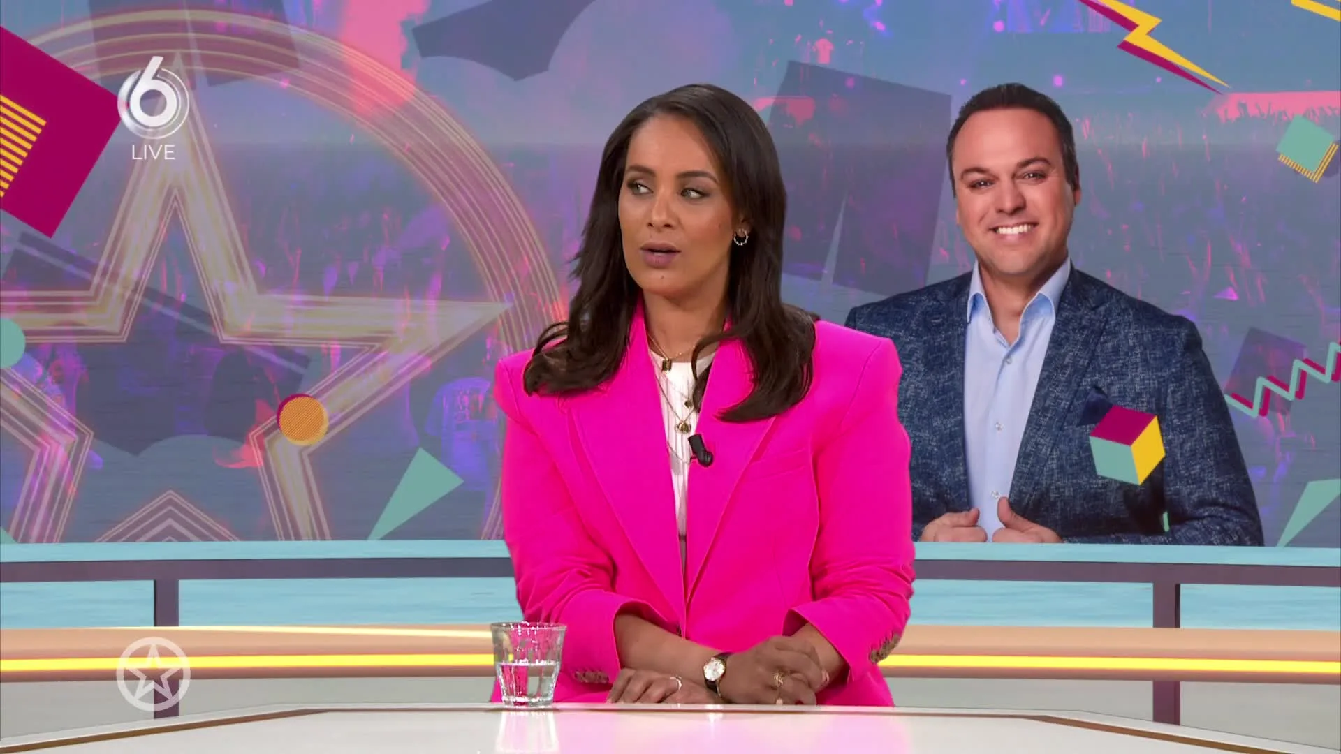 Fan knijpt in de billen van Frans Bauer