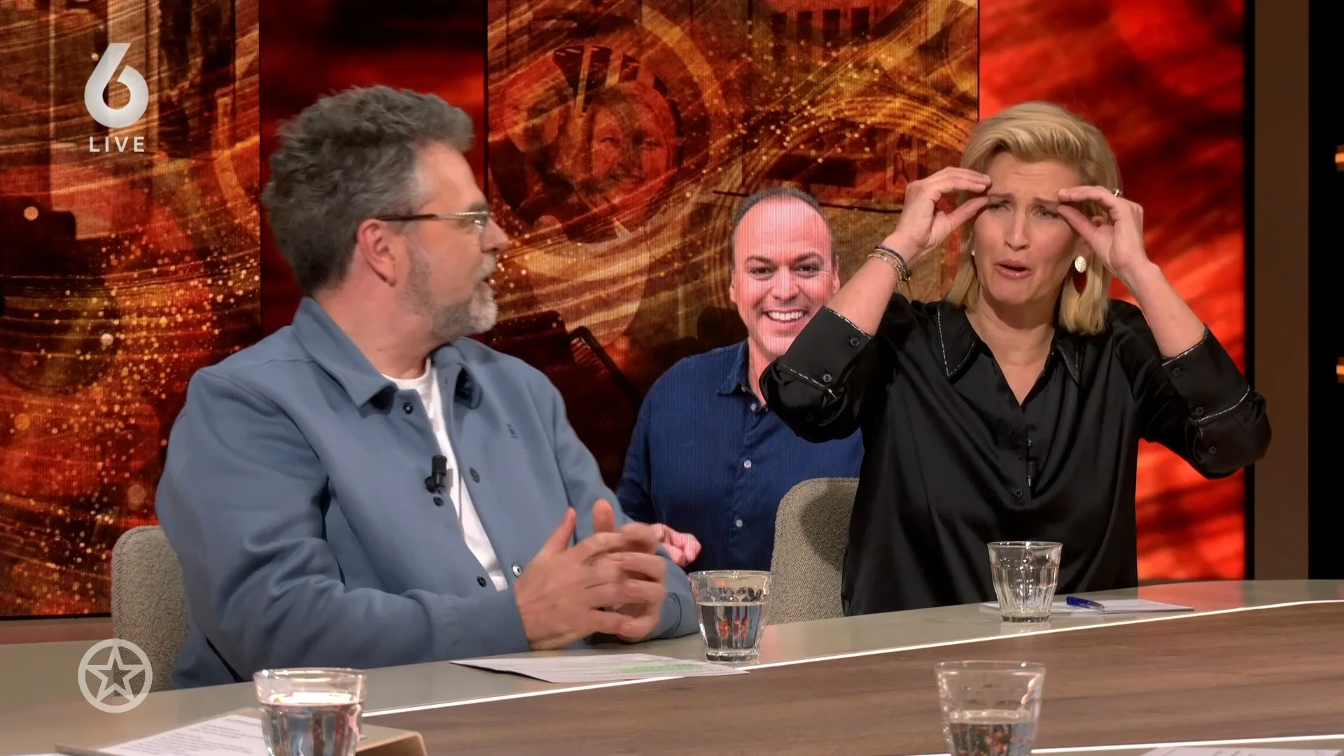 Wat is er met de wenkbrauw van Frans Bauer?