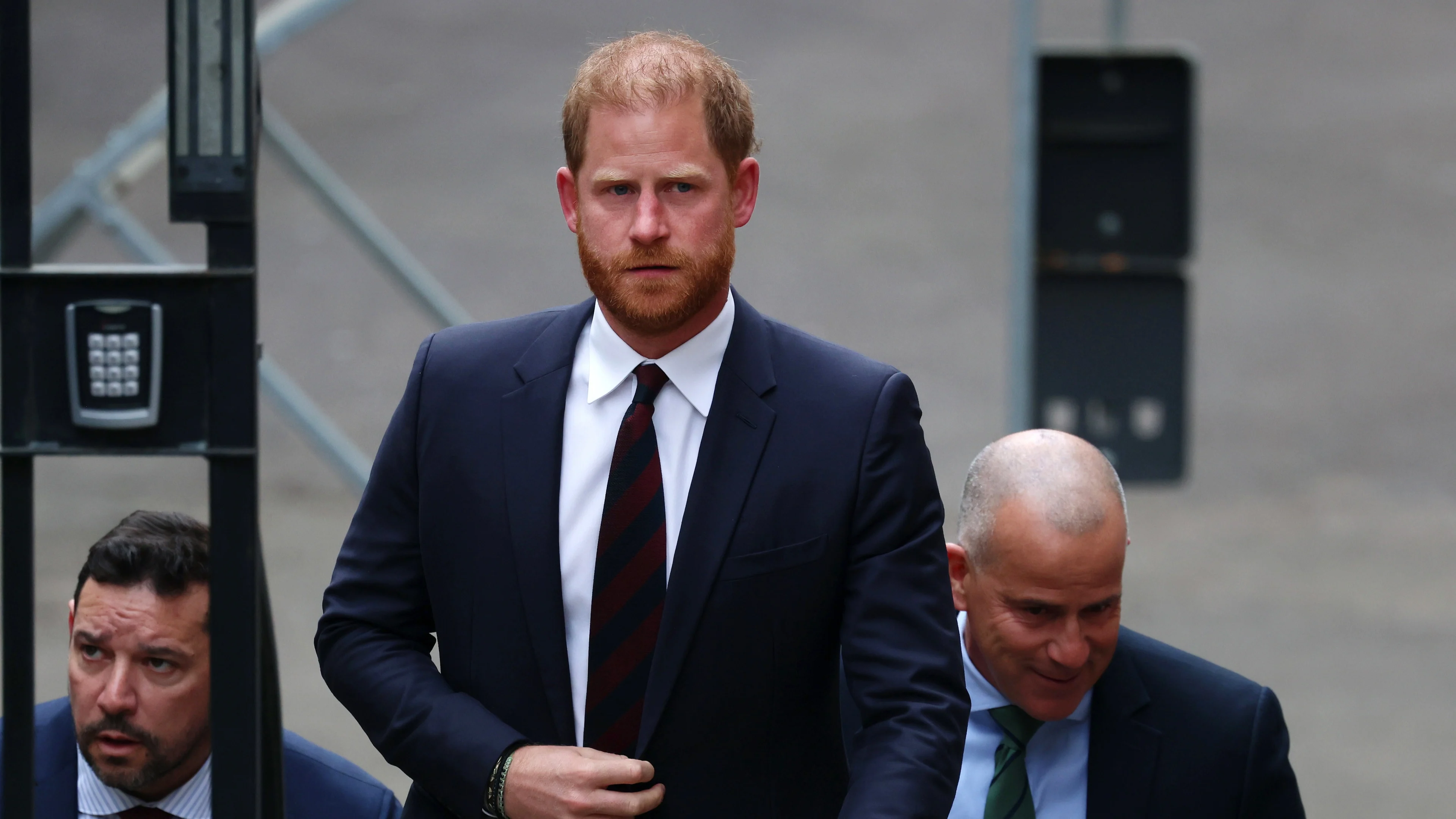 'Buitengesloten' prins Harry komt zijn vader onder ogen