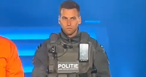 Internet ontploft over 'knappe agent' uit The Passion, kijkers starten zoektocht: 'Dít is hem!'