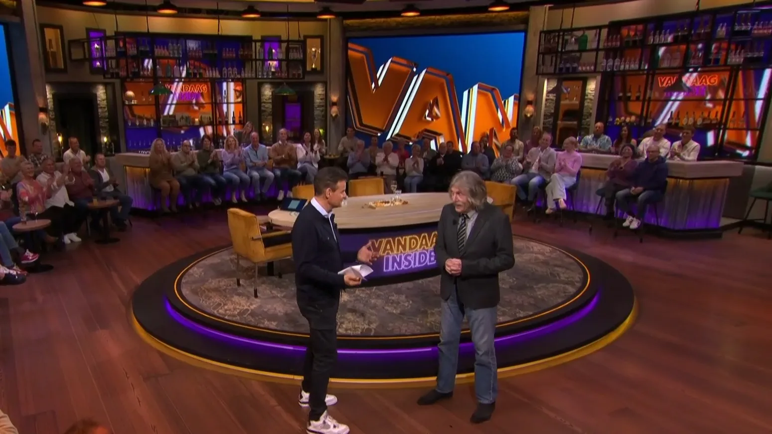 Zó wordt Johan Derksen onthaald bij terugkeer Vandaag Inside