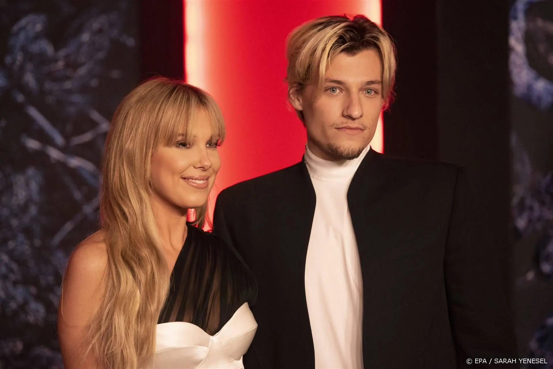 Stranger Things-ster Millie (19) verloofd met vriend