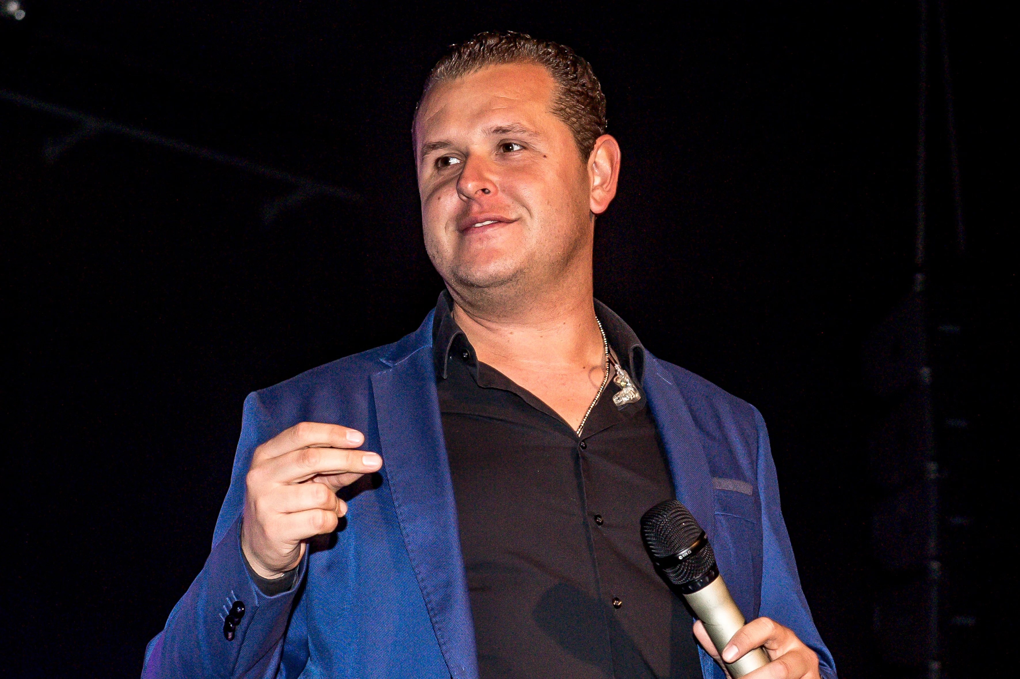 Dit zegt John West over het uit de hand gelopen huiskamerconcert