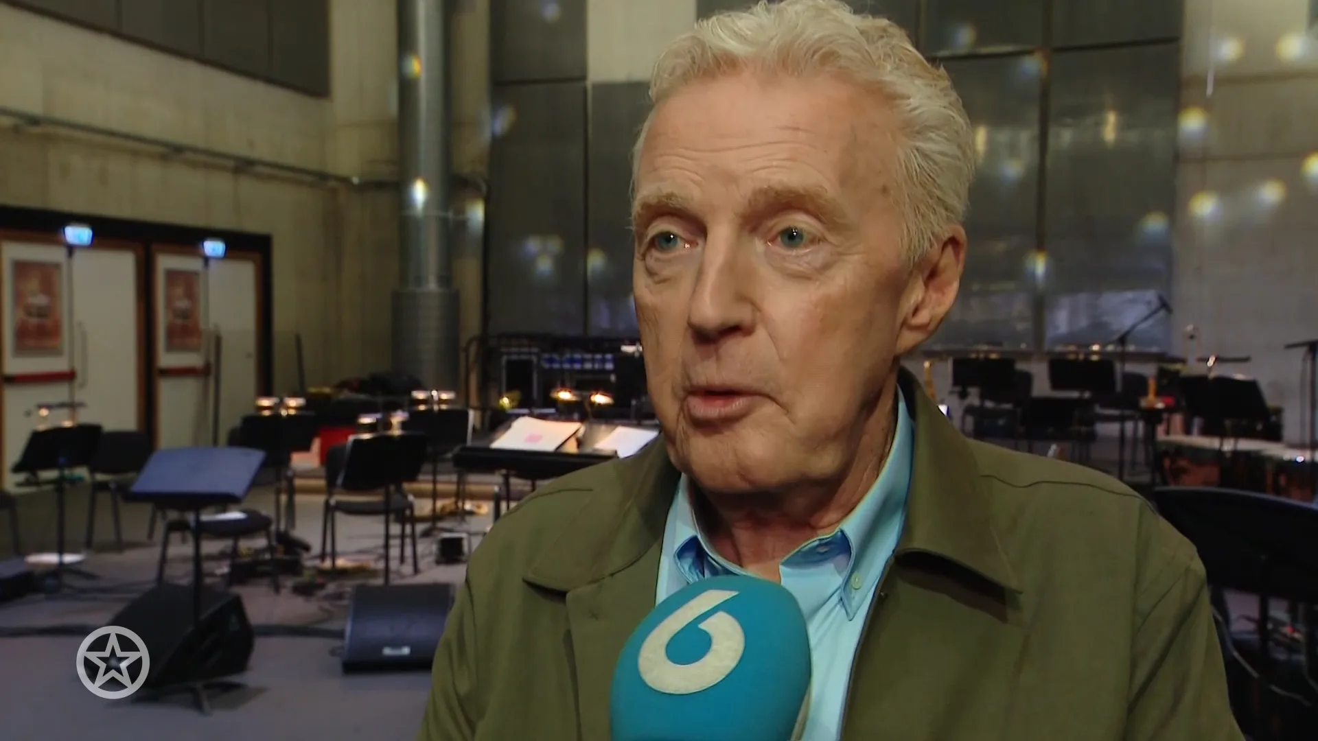 André van Duin treurt om overlijden televisiehond Nhaan