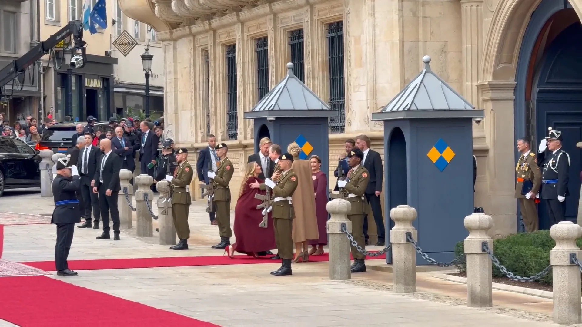 Koningspaar en Amalia arriveren in Luxemburg voor troonswisseling