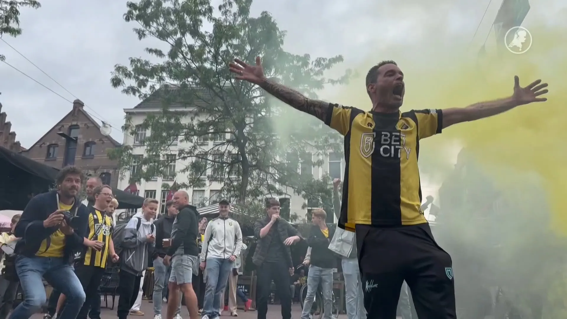Supporters Vitesse vieren feest, club heeft proflicentie terug