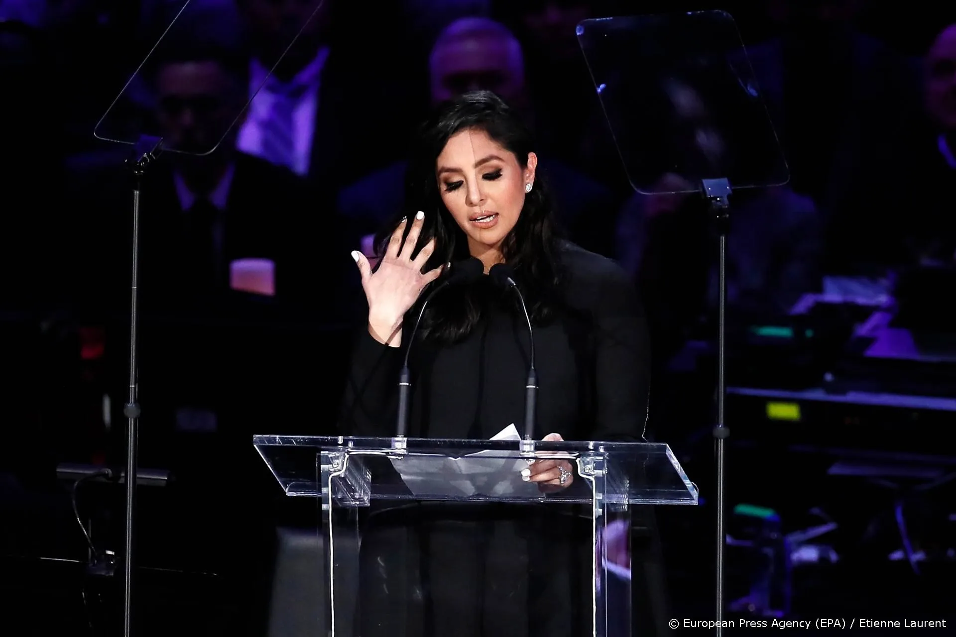 Vrouw Kobe Bryant in tranen om kerstboom vol rozen