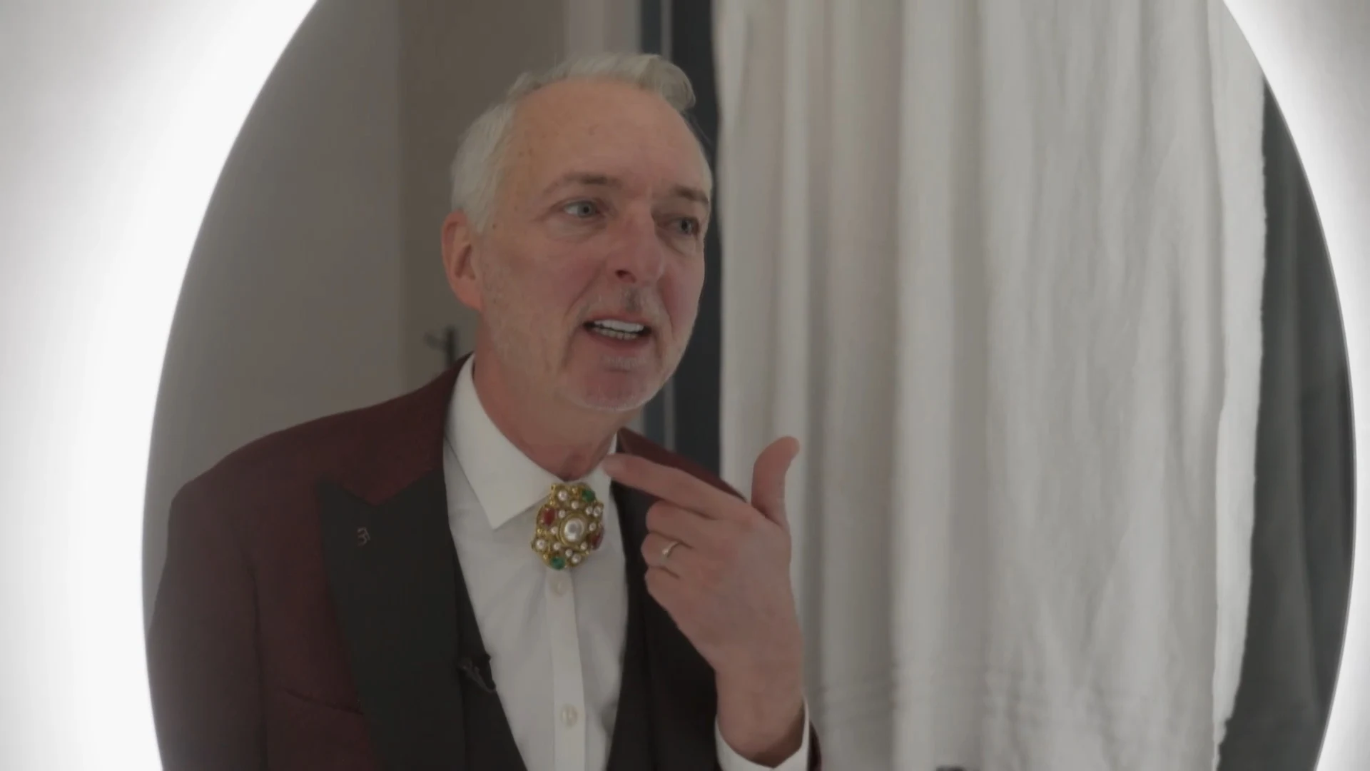 Martien met een broche? "Je eet toch ook niet elke dag broccoli!"