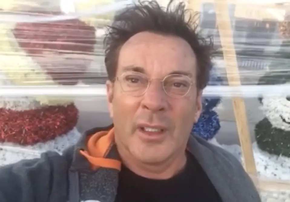 Gerard Joling haalt gekke actie uit!