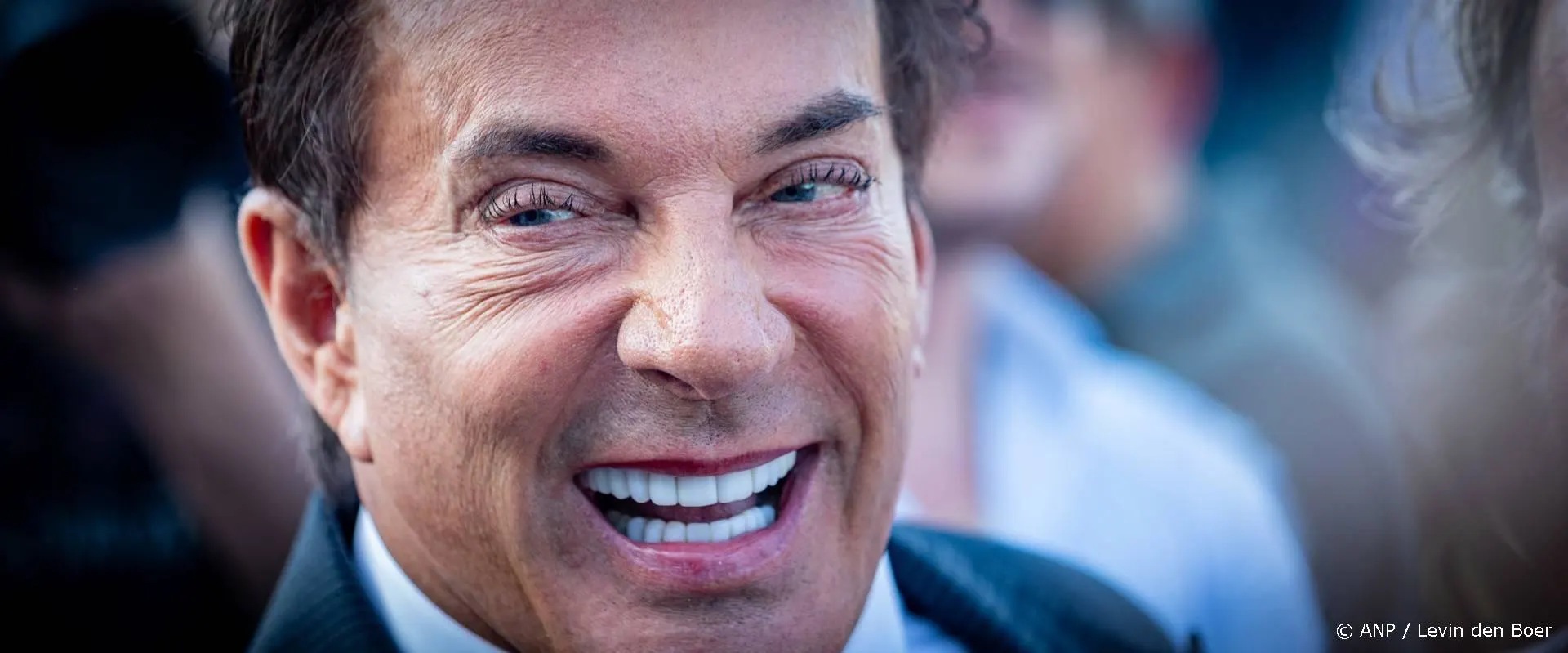 Gerard Joling staat vol trots op het circuit van Zandvoort