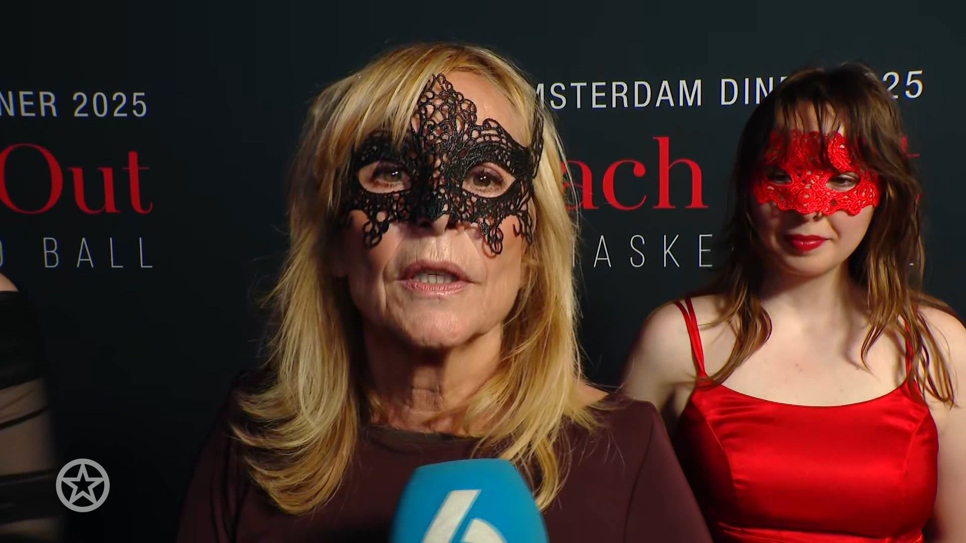 Angela Groothuizen spreekt Dolly Dots toe