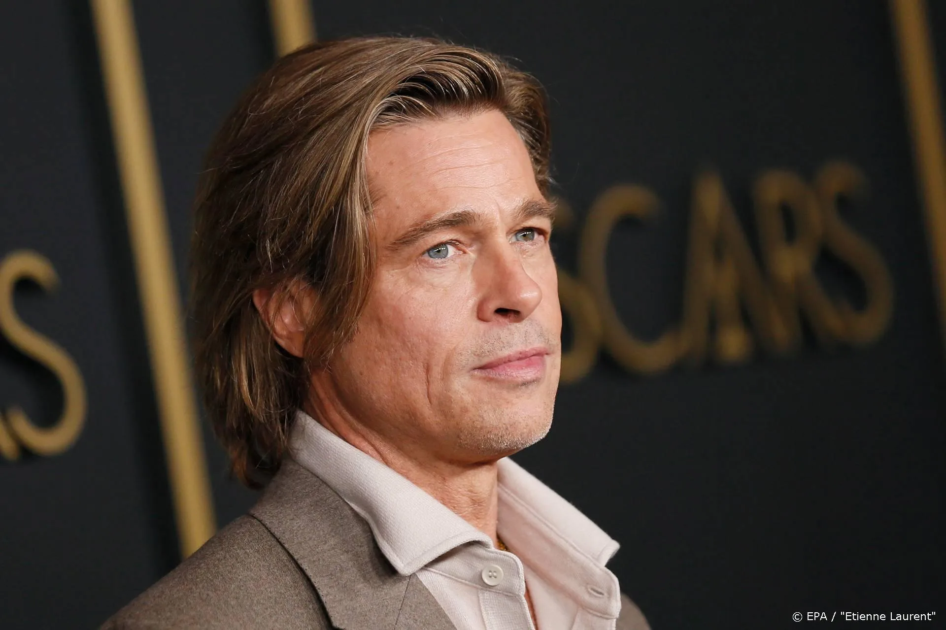 Brad Pitt draagt naambordje tijdens jaarlijkse Oscars-lunch