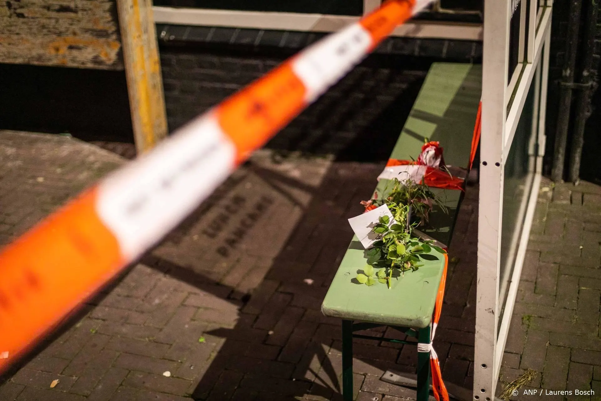 Bloemen en kaarsjes op plek van aanslag op Peter R. de Vries