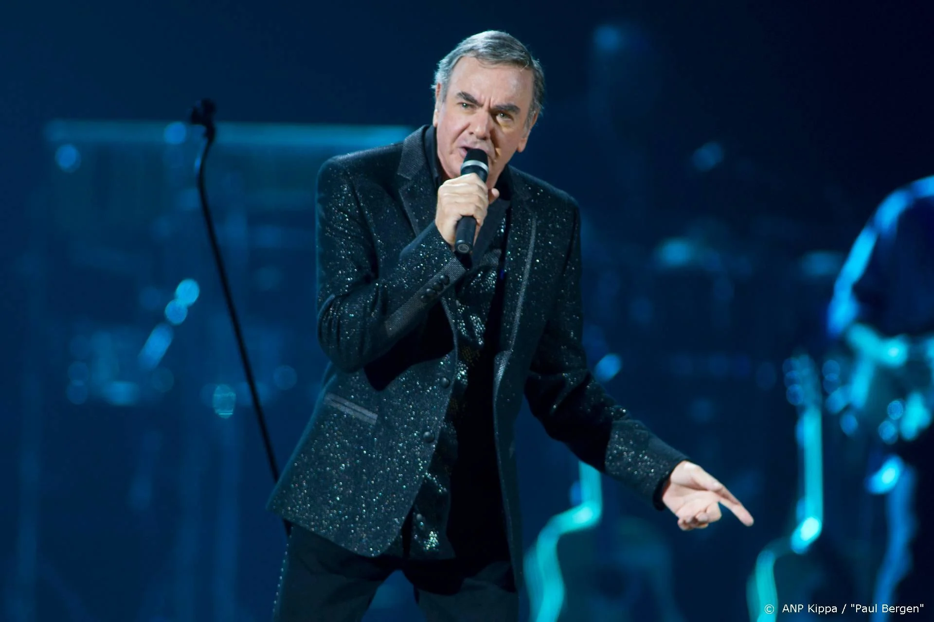 Neil Diamond past tekst evergreen Sweet Caroline aan