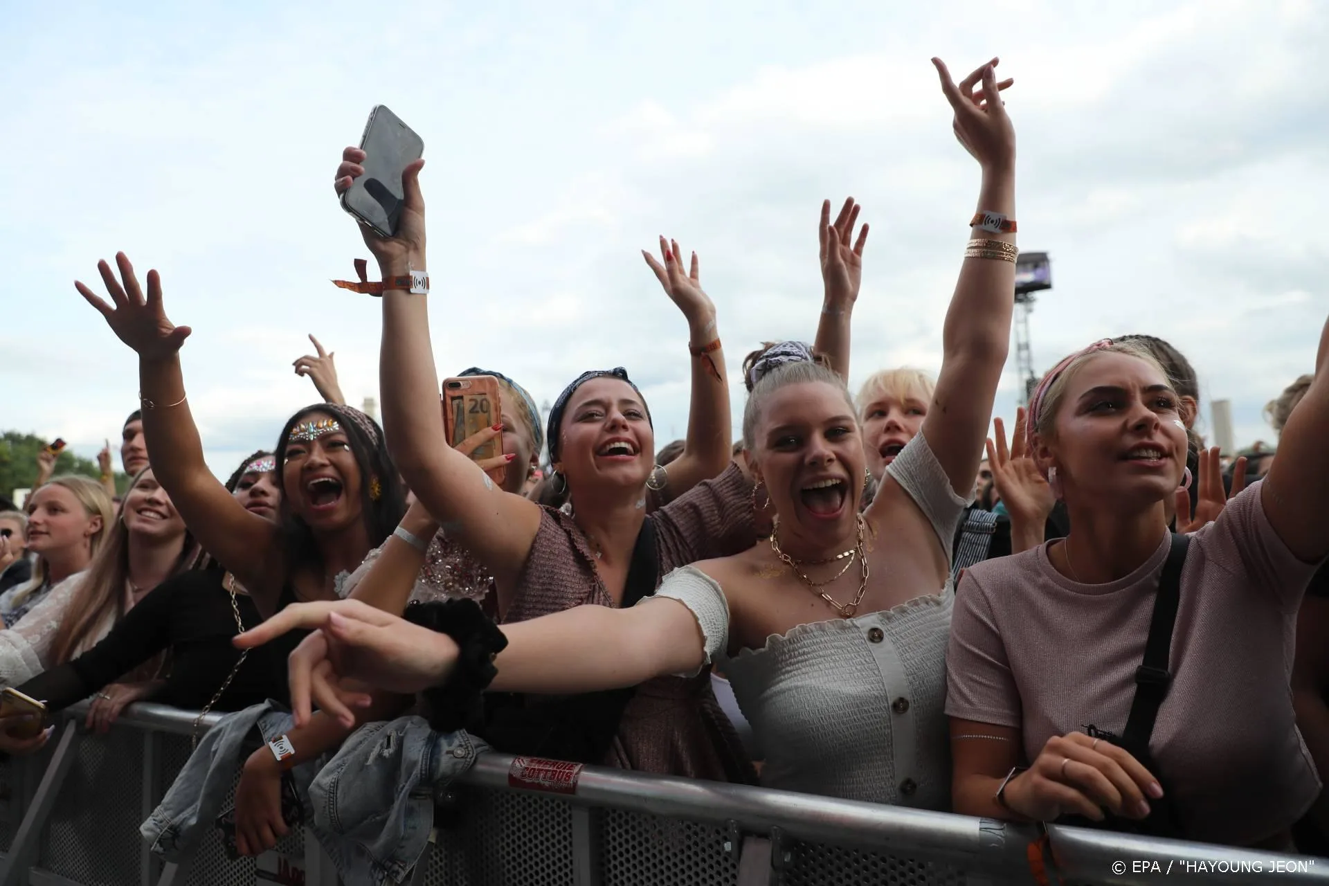 Streep door Lollapalooza in Parijs en Stockholm
