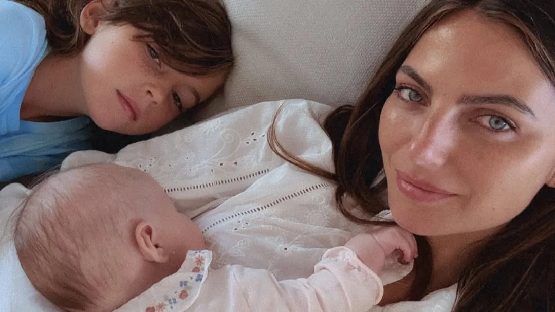 Kelly Piquet deelt aandoenlijke mijlpaal met baby Lily