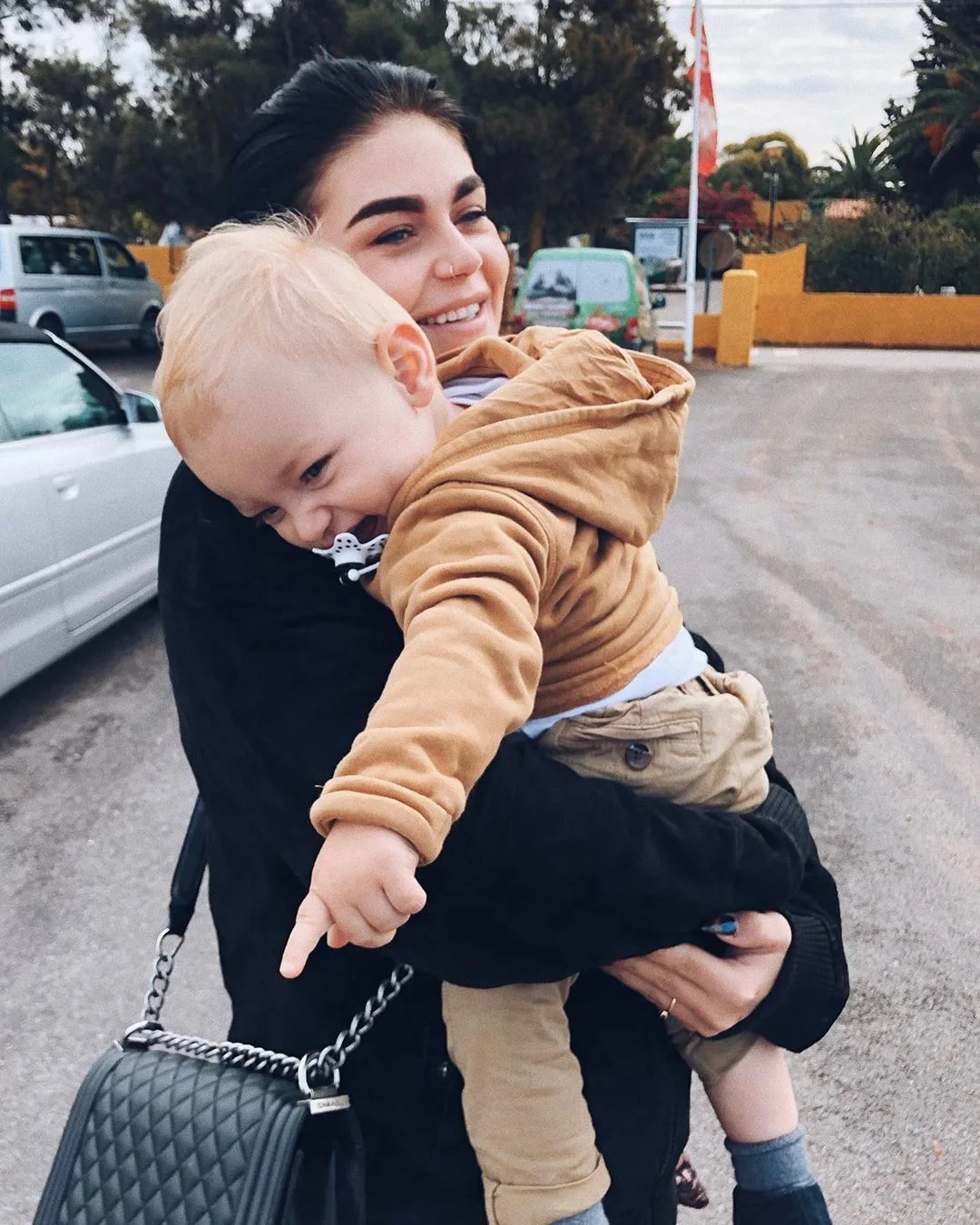 SCHATTIG: Zoontje Roxeanne laat vriendinnetje na lang weerzien niet meer los