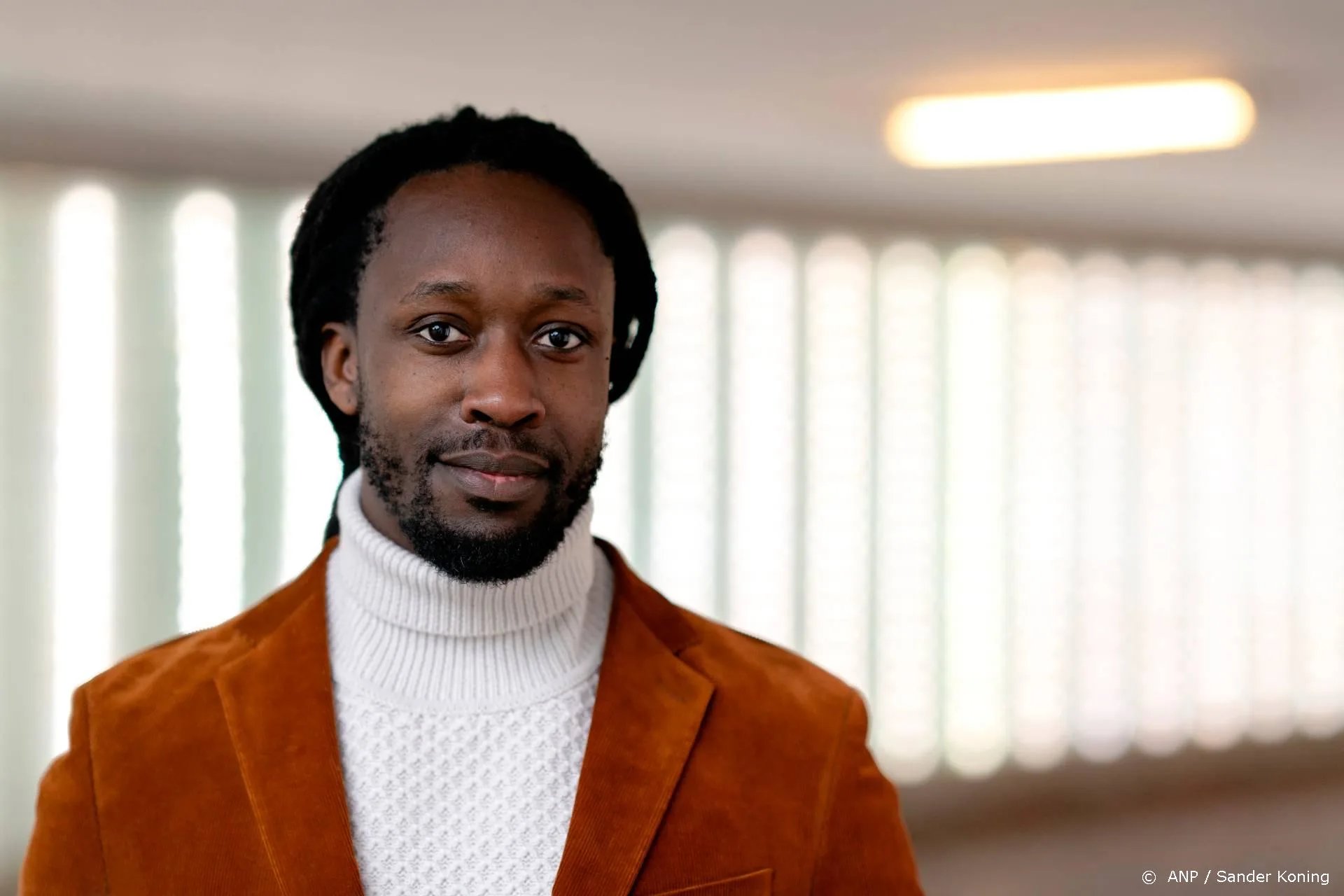 Akwasi toch door het stof in Jinek